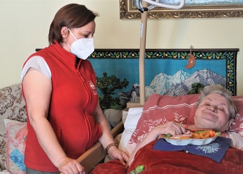 Pomůcky z nadace usnadní pečovatelkám práci